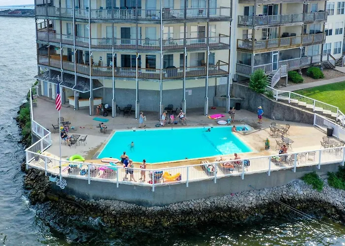 Pool Access! Lake-View Retreat In Osage Beach