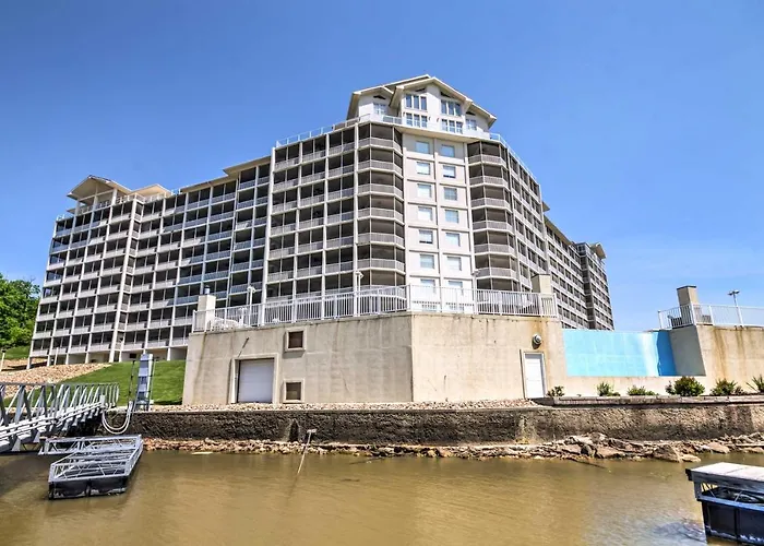 Lakefront Osage Beach Condo: Balcony & Pool Access