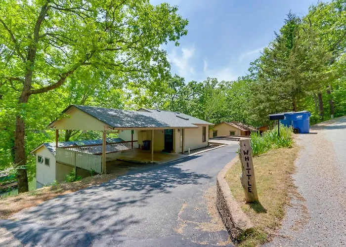 Lakefront Retreat: Private Dock, Fire Pit & Kayaks
