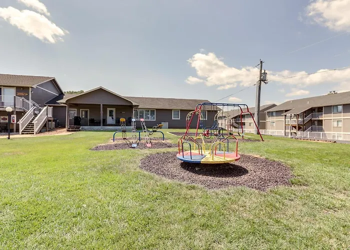 Walk To Pool + Lake: Cozy Osage Beach Condo